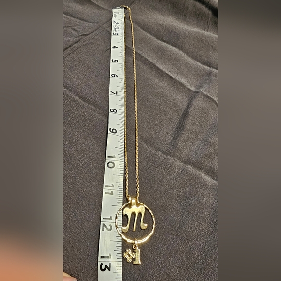 Avon 11.5 Inch Twisted Gold Tone Chain With Initial Gold Tone M - Picture 5 of 5